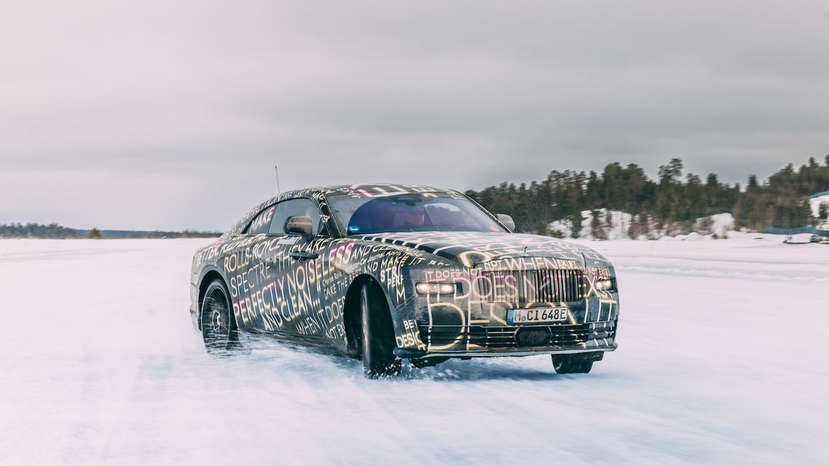Rolls-Royce ukazuje svůj první elektromobil při testování na sněhu